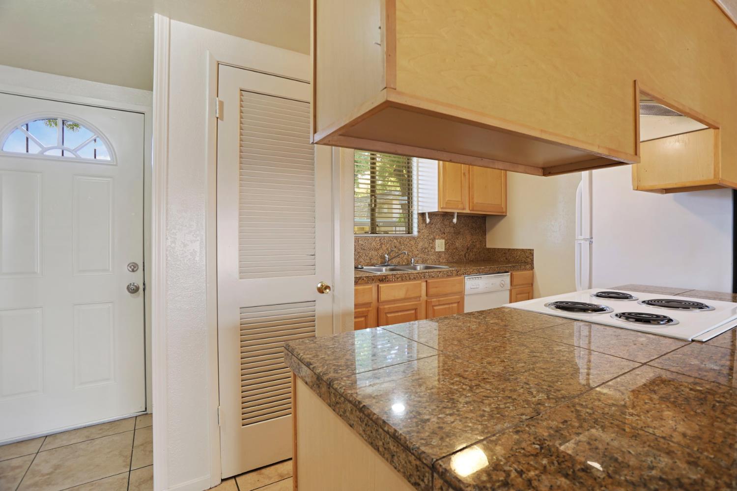 898 Rutledge Drive Lodi, CA 95242 - Photo 4 of 29