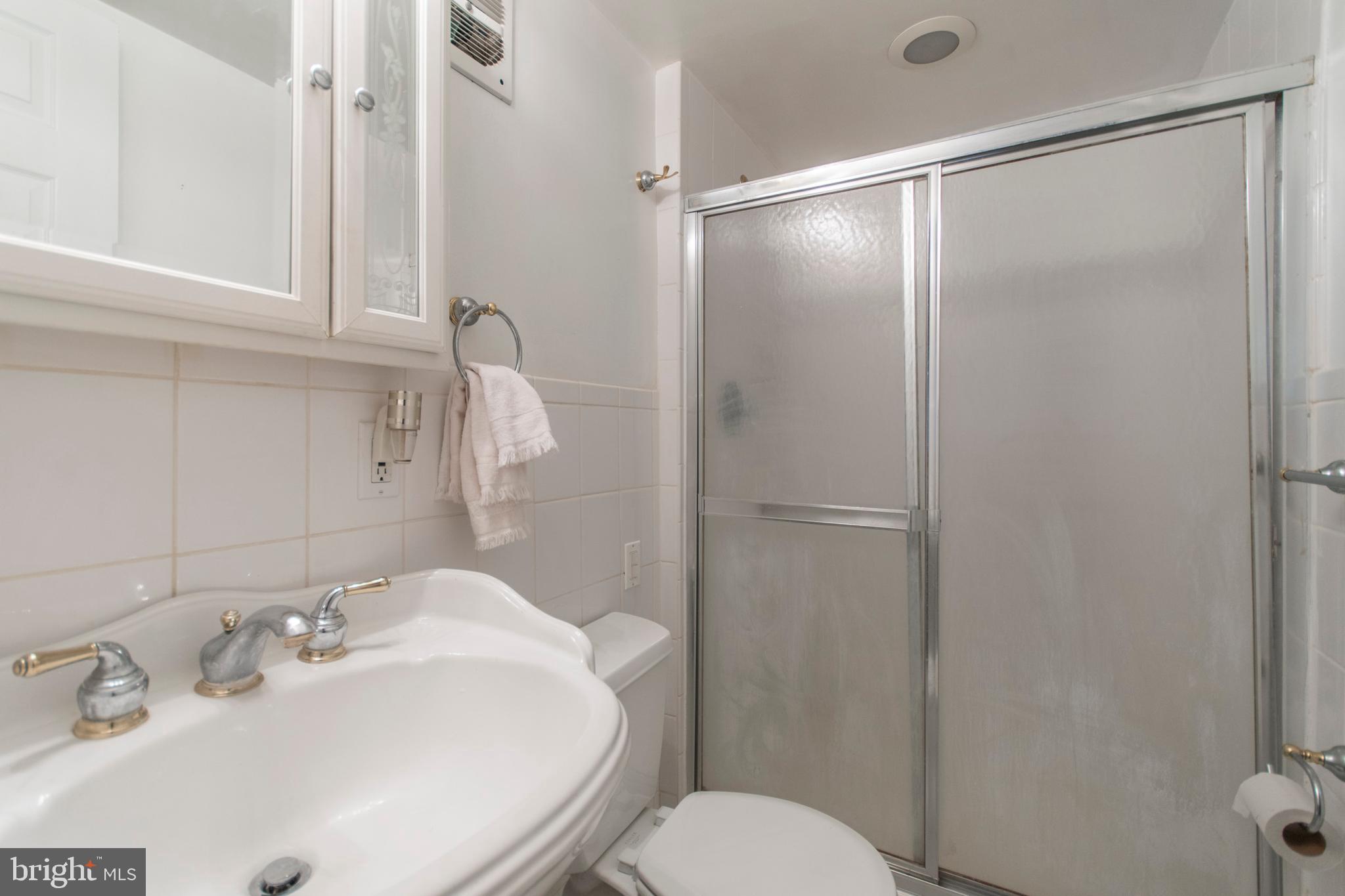 7302 Cresheim Road, Unit D8 Philadelphia, PA 19119 - Photo 16 of 22 Owners Bath