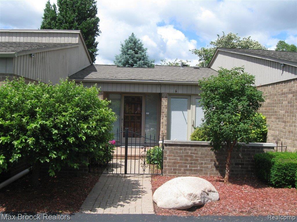 962 Brookwood Lane East, Unit 4 Rochester, MI 48309 - Photo 11 of 15 Front View.jpg