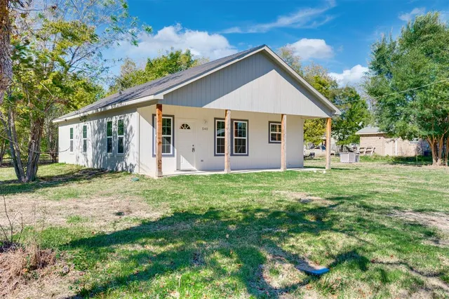 a view of a house with yard and garden