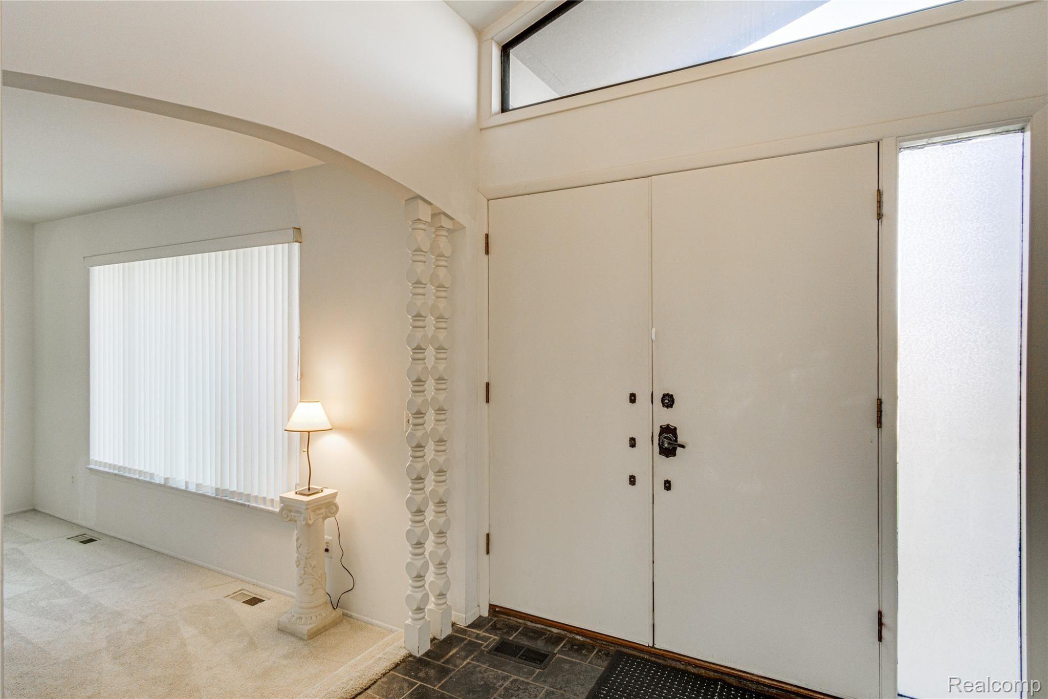 605 Castlebar Drive Rochester, MI 48309 - Photo 3 of 26 Vaulted ceiling in spacious entryway