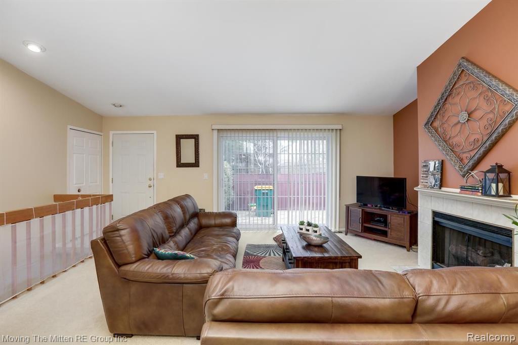 31218 Country Way Farmington Hills, MI 48331 - Photo 4 of 26