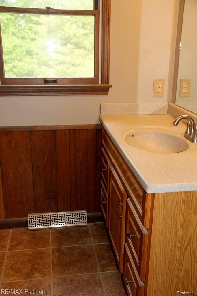 11365 Culver Road Brighton, MI 48114 - Photo 11 of 29 1st Floor Full Bathroom