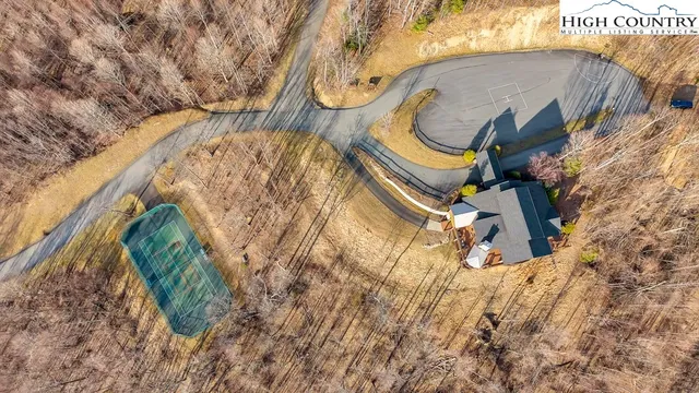 a view of a tennis court