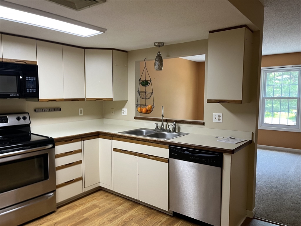4 Herbert Drive, Unit B Sutton, MA 01590 - Photo 3 of 30