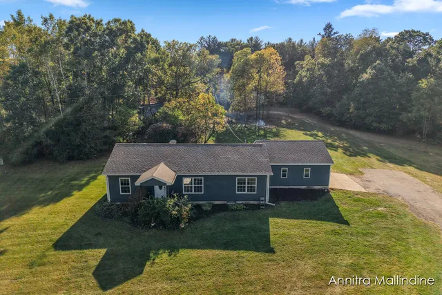 $375,000 | 2929 Montcalm Avenue Southeast, Lowell, MI 49331