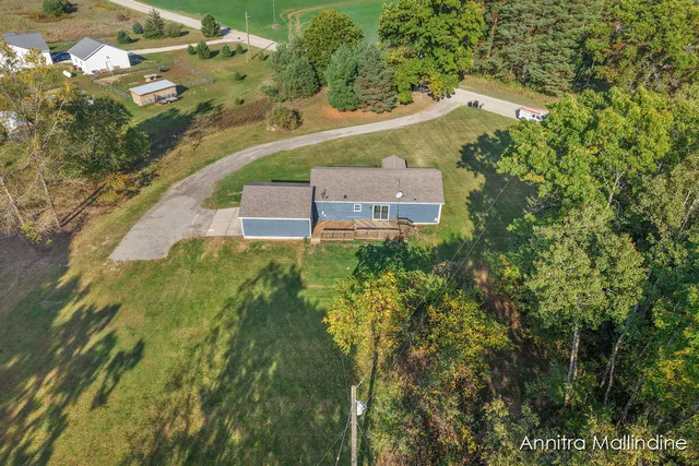 $375,000 | 2929 Montcalm Avenue Southeast, Lowell, MI 49331