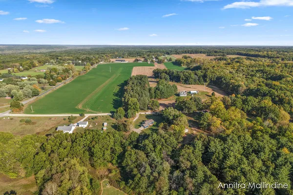 $345,000 | 2929 Montcalm Avenue Southeast, Lowell, MI 49331