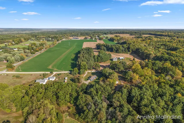 $375,000 | 2929 Montcalm Avenue Southeast, Lowell, MI 49331