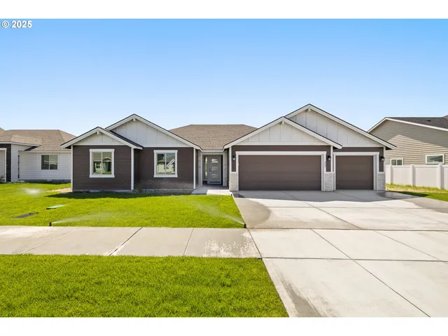 a view of a yard in front of a house