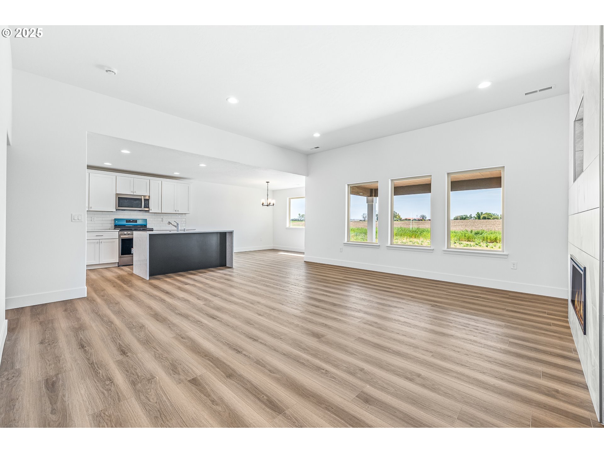 307 Sage Street Boardman, OR 97818 - Photo 10 of 25 a view of empty room with kitchen and window