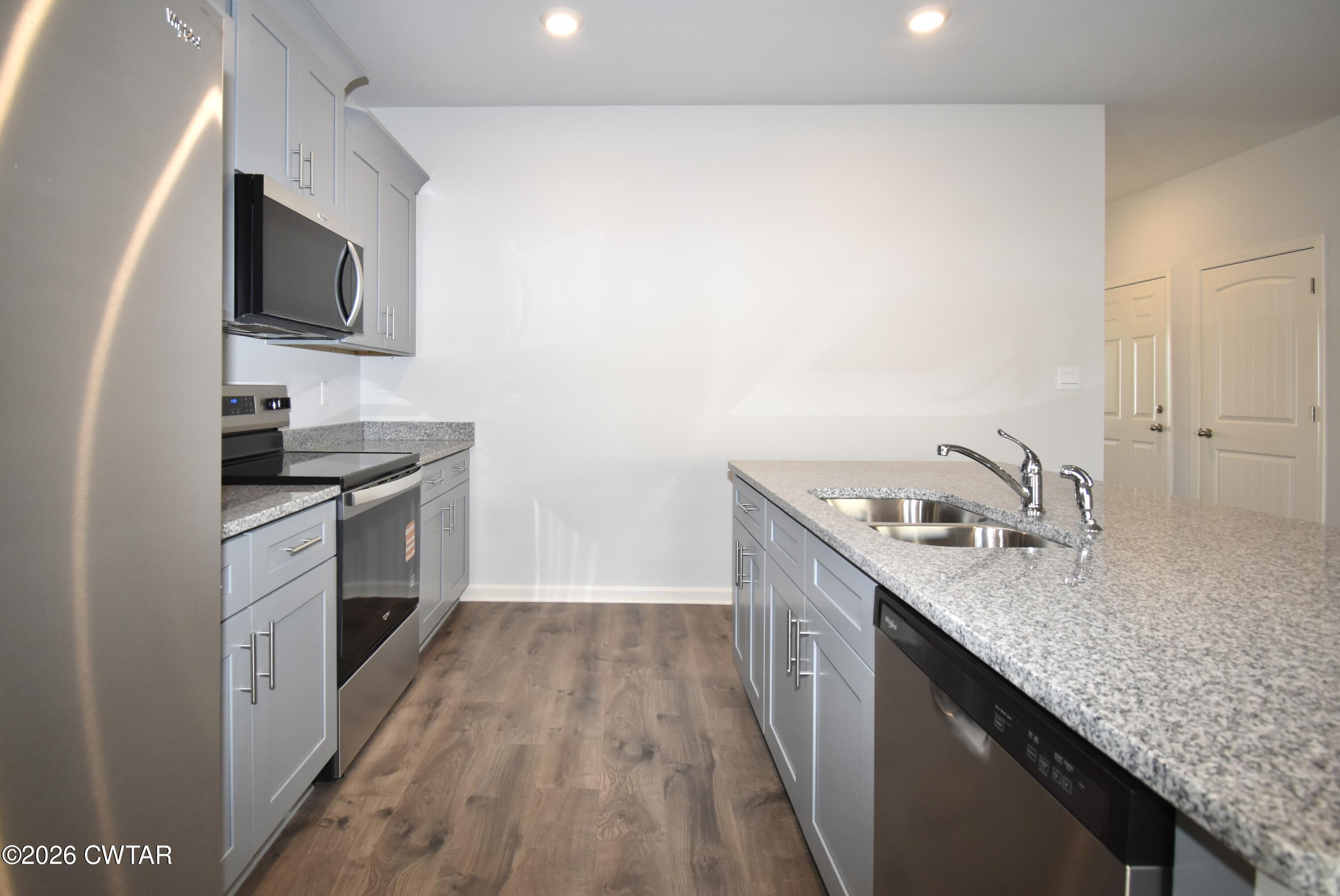 63 Clarendon Cove Jackson, TN 38305 - Photo 7 of 18 a kitchen with a sink stove and microwave
