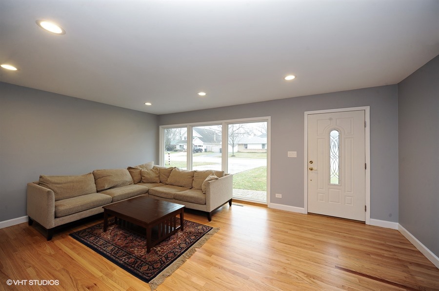 1013 Whitfield Road Northbrook, IL 60062 - Photo 2 of 15