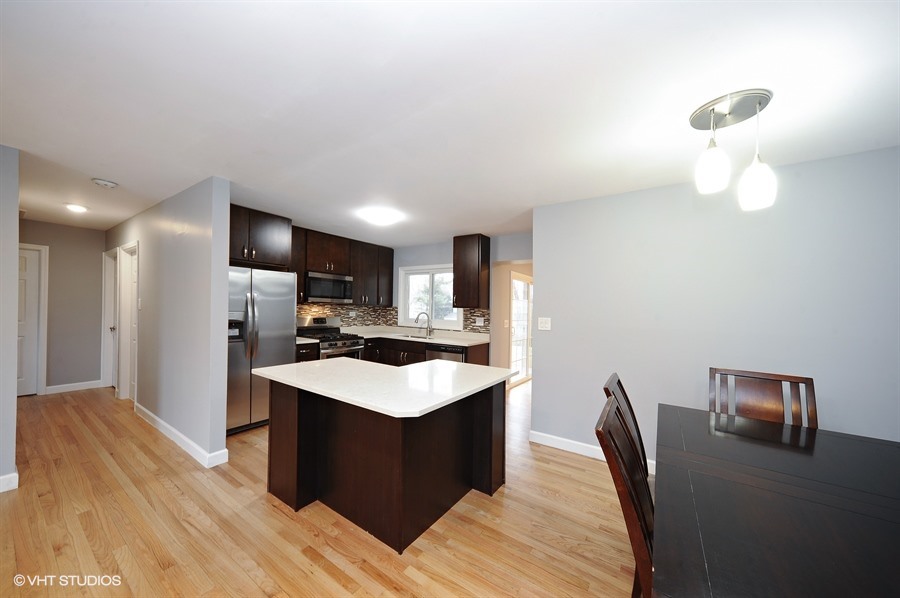 1013 Whitfield Road Northbrook, IL 60062 - Photo 4 of 15