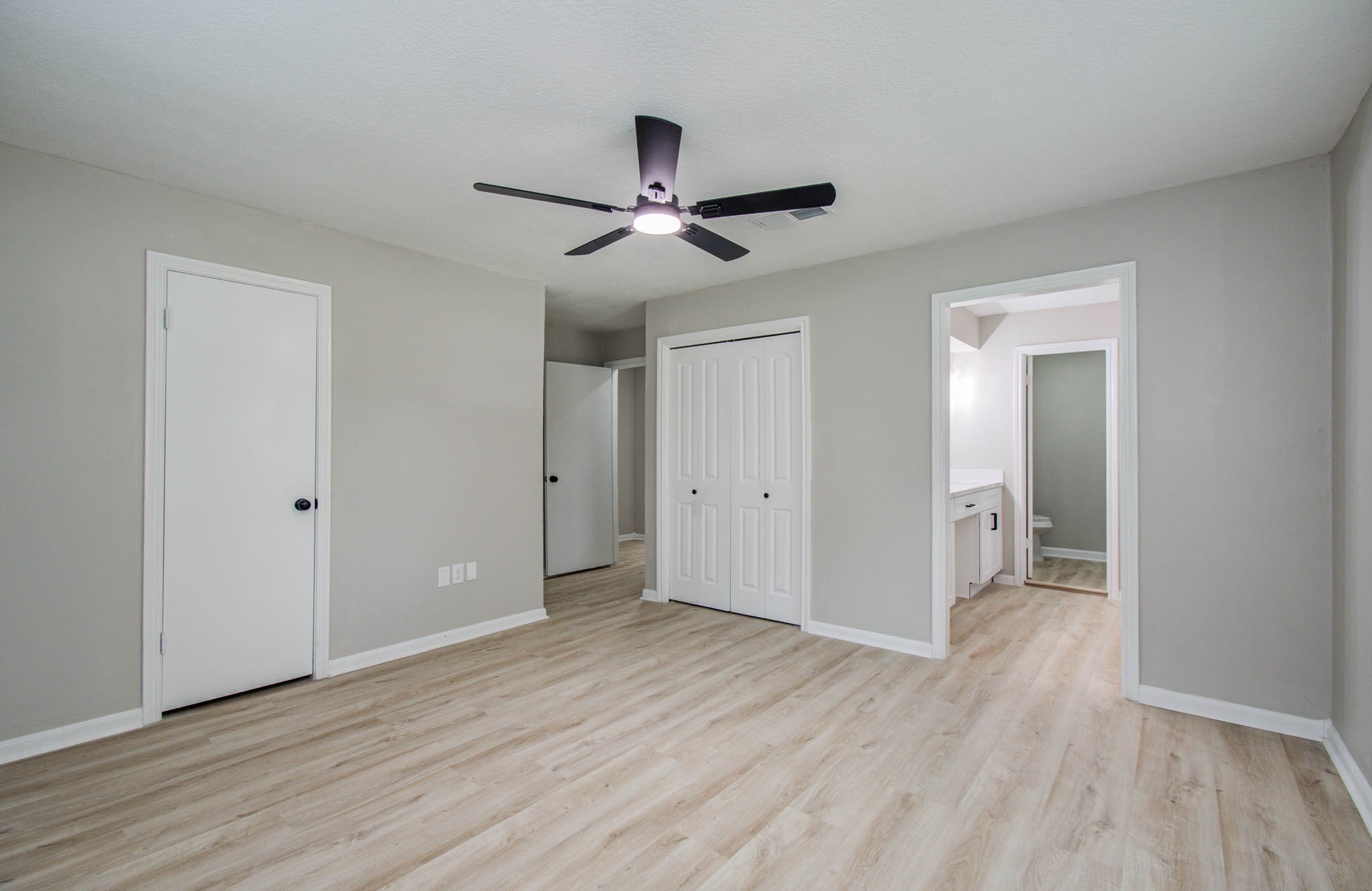 4735 Theall Road Houston, TX 77066 - Photo 28 of 36 a view of an empty room and wooden floor