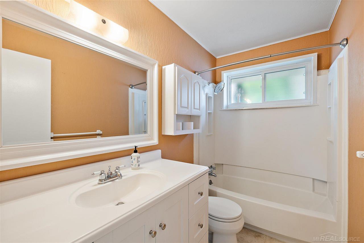 525 Meadow Lane Rochester, MI 48307 - Photo 19 of 33 50048594-18.JPG