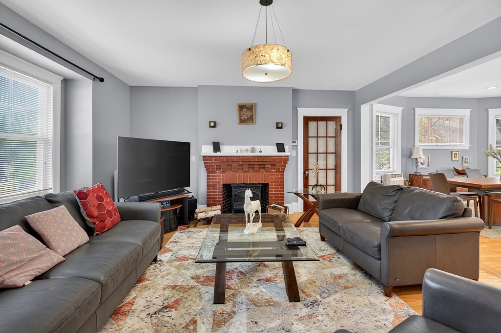 962 Pleasant Street Worcester, MA 01602 - Photo 4 of 32