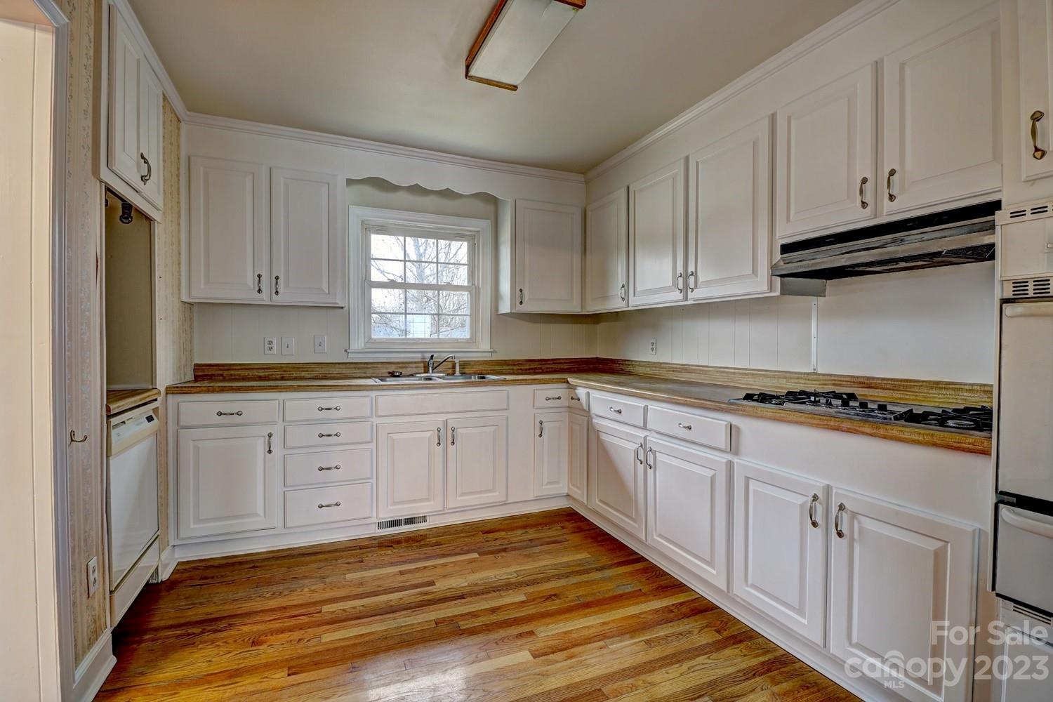 1408 Delview Road Cherryville, NC 28021 - Photo 5 of 23 a kitchen with granite countertop white cabinets and white appliances