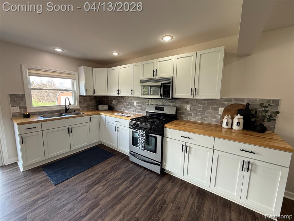 1496 Wiggins Road Fenton, MI 48430 - Photo 2 of 29