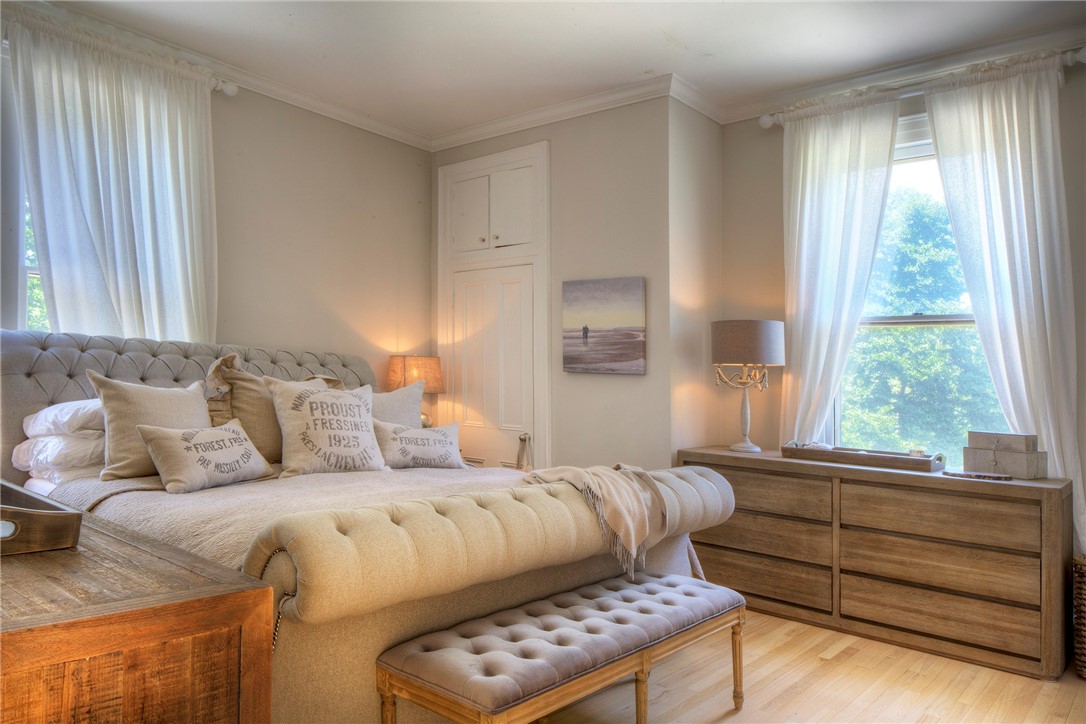 97 Old Beach Road, Unit B Newport, RI 02840 - Photo 25 of 41 Principle bedroom suite