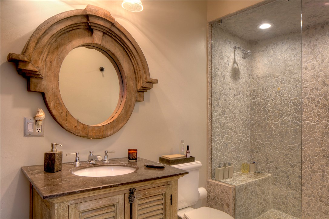 97 Old Beach Road, Unit B Newport, RI 02840 - Photo 27 of 41 Principle bathroom