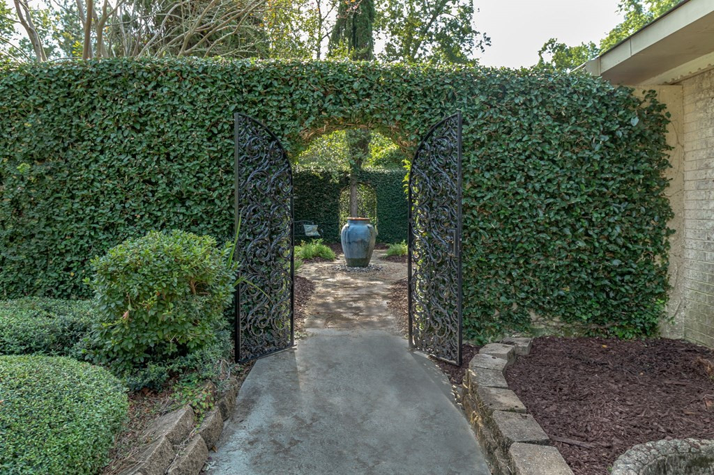 815 Kamel Circle Augusta, GA 30909 - Photo 4 of 66 Elegant Courtyard