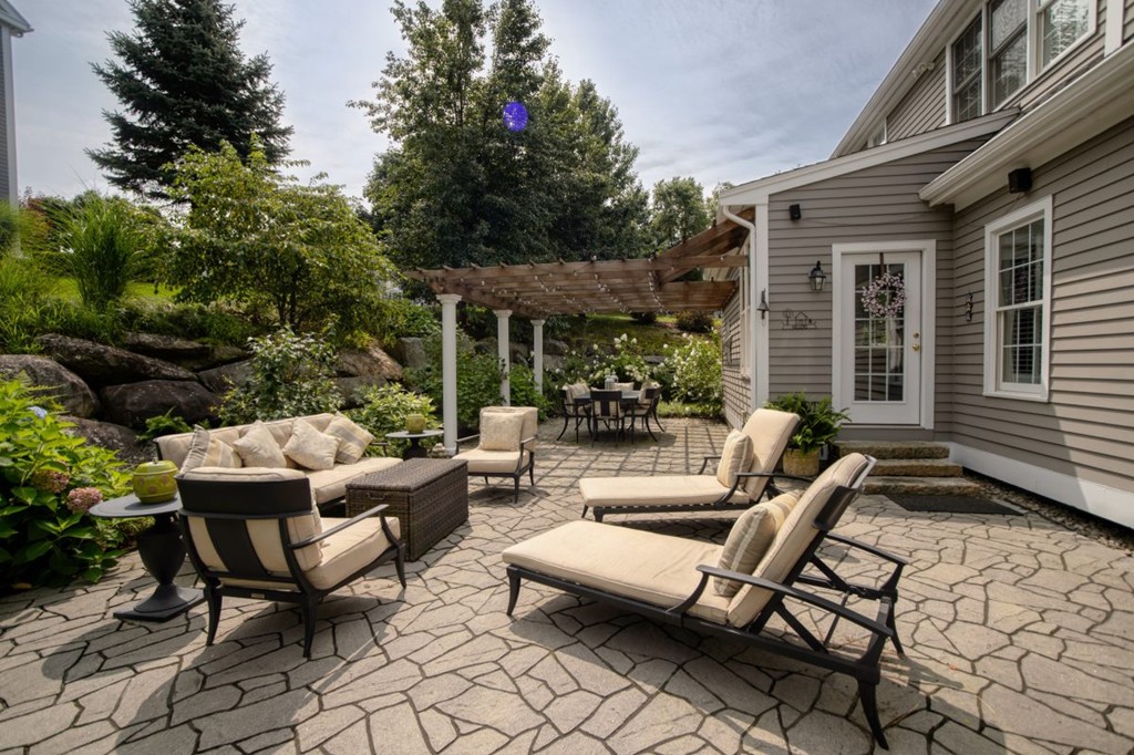 18 Joseph Road Shrewsbury, MA 01545 - Photo 4 of 30 Gallery Image 4