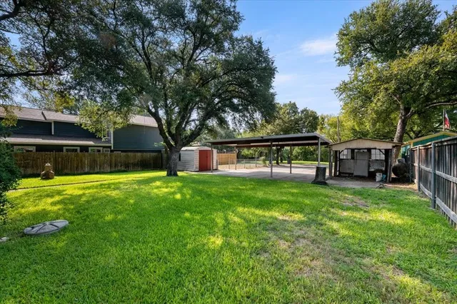 a view of a house with backyard and a area