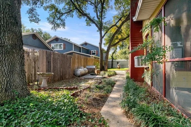 a view of a back yard