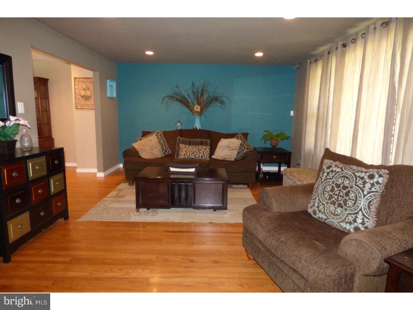 315 Hollyoke Road Somerdale, NJ 08083 - Photo 11 of 23 Living Room