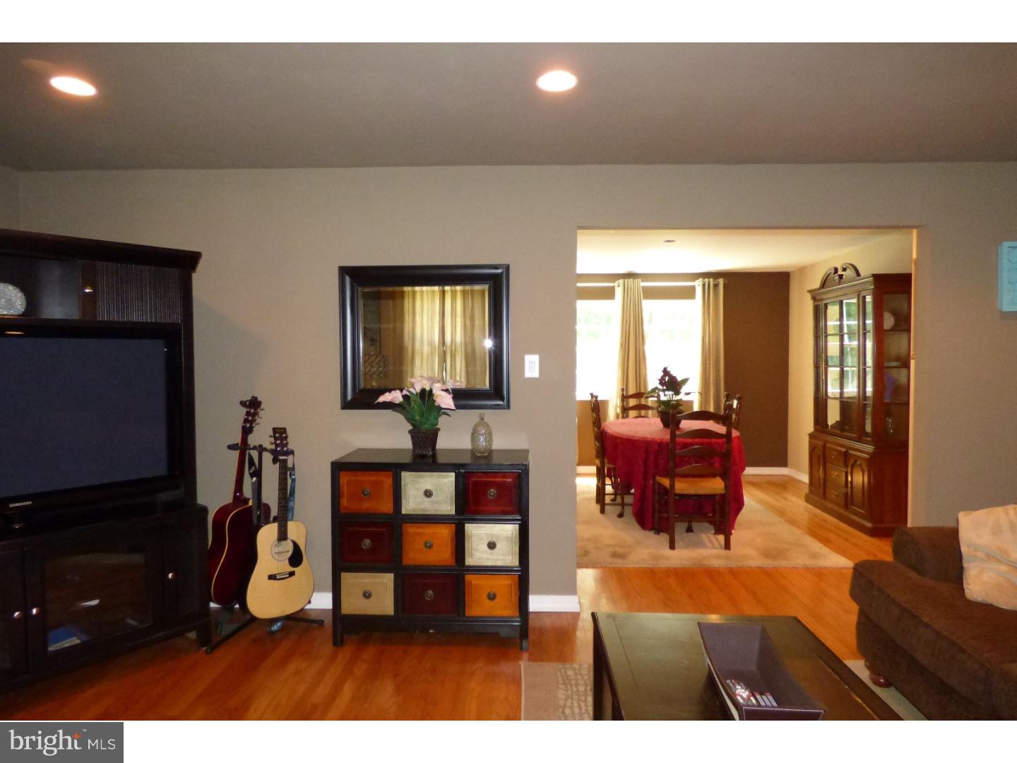 315 Hollyoke Road Somerdale, NJ 08083 - Photo 4 of 23 Living Room