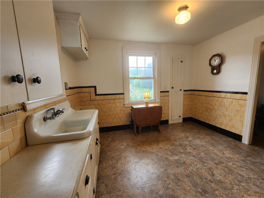 135 George Waterman Road Johnston, RI 02919 - Photo 8 of 42 1st floor