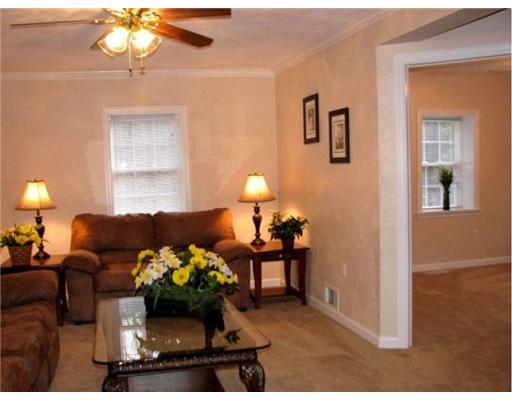 630 Days Run Road Tarentum, PA 15084 - Photo 10 of 18 Living Room.