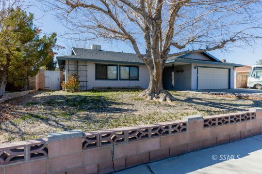 517 Randall Street Ridgecrest, CA 93555 - Photo 4 of 28 a view of a house with a yard