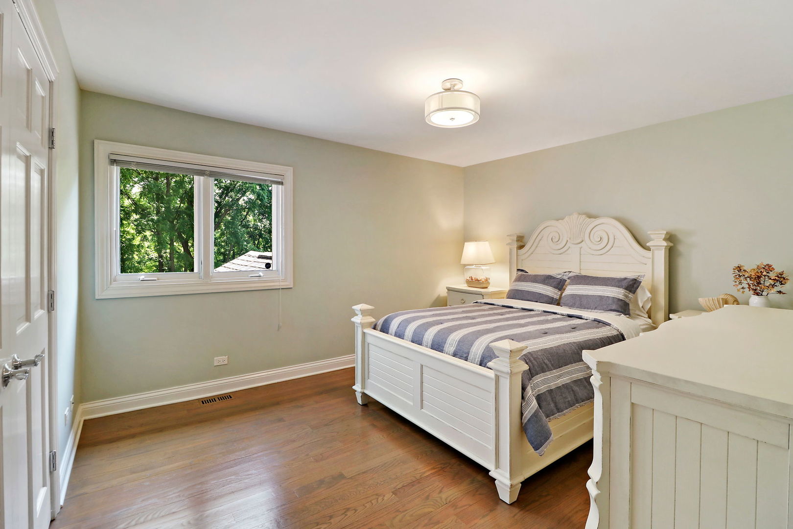 31 Overbrook Road South Barrington, IL 60010 - Photo 32 of 65 a living room with a bed and a window