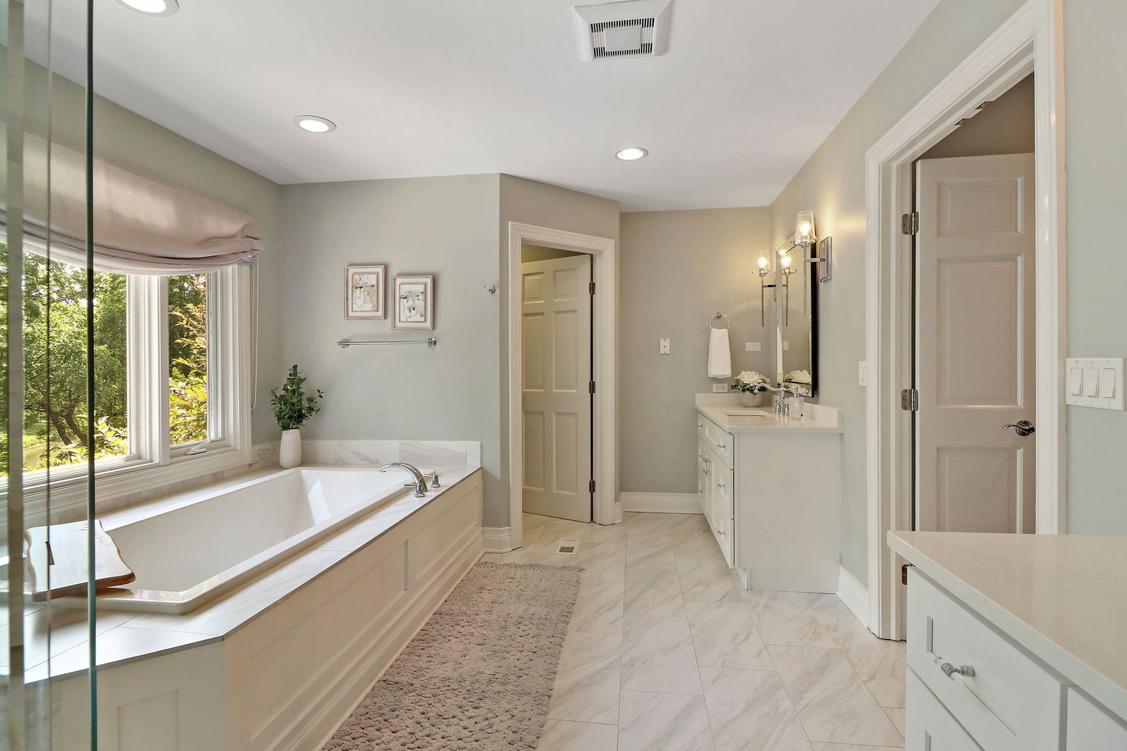 31 Overbrook Road South Barrington, IL 60010 - Photo 38 of 65 a spacious bathroom with a tub shower and sink