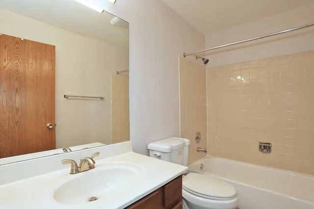 $1,850 | 675 Greenfield Court, Unit D2, Bartlett, IL 60103