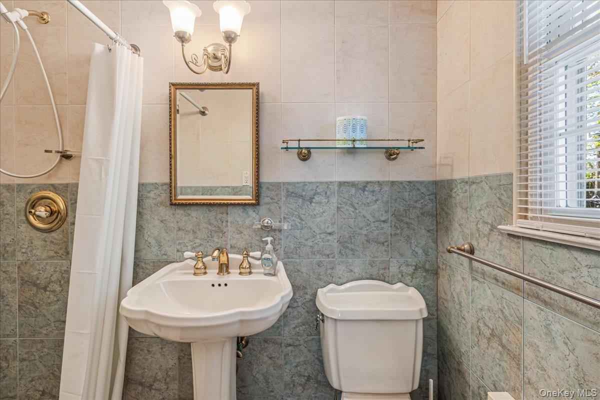 80 Russell Road Garden City, NY 11530 - Photo 16 of 25 En Suite Bath