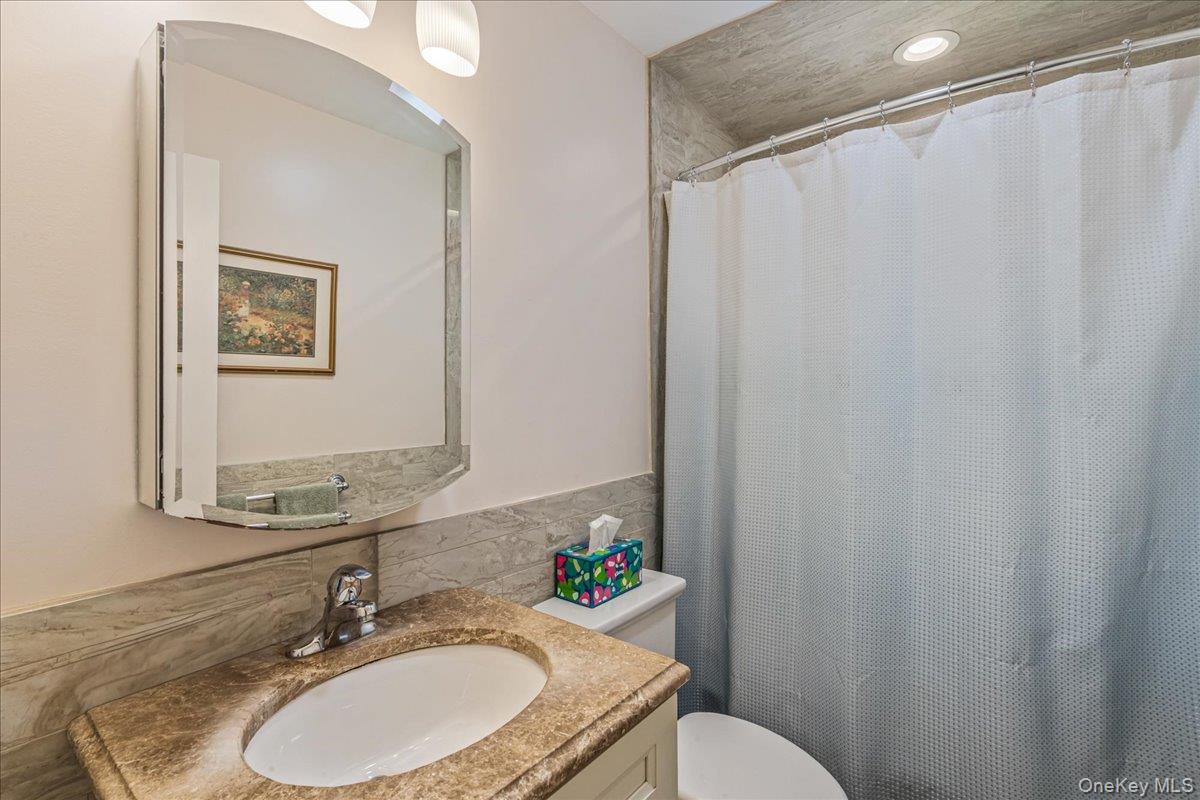 80 Russell Road Garden City, NY 11530 - Photo 19 of 25 2nd Floor Full Hall Bath
