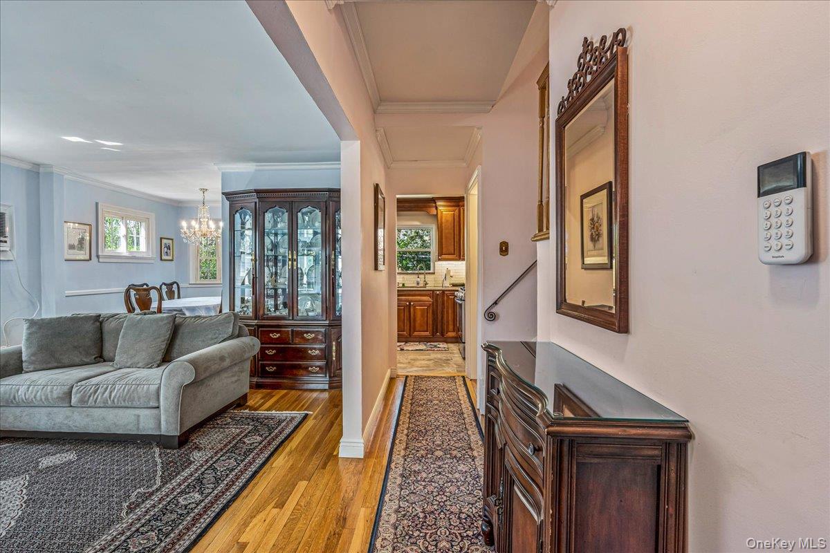 80 Russell Road Garden City, NY 11530 - Photo 3 of 25 Foyer