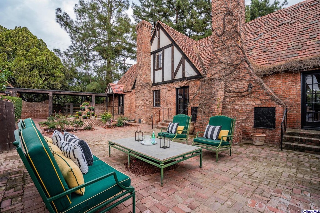 1705 Rancho Avenue Glendale, CA 91201 - Photo 52 of 53 a view of a patio with couple of chairs in a patio