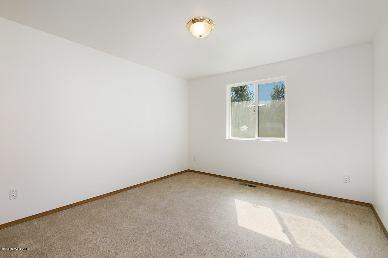 9645 South Naches Road Naches, WA 98937 - Photo 11 of 18 an empty room with a window