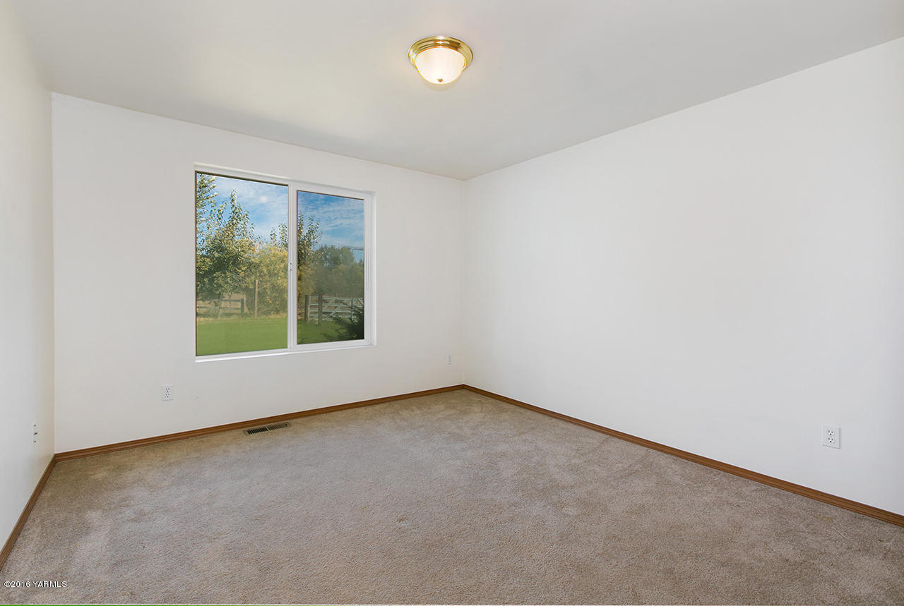 9645 South Naches Road Naches, WA 98937 - Photo 12 of 18 an empty room with a window