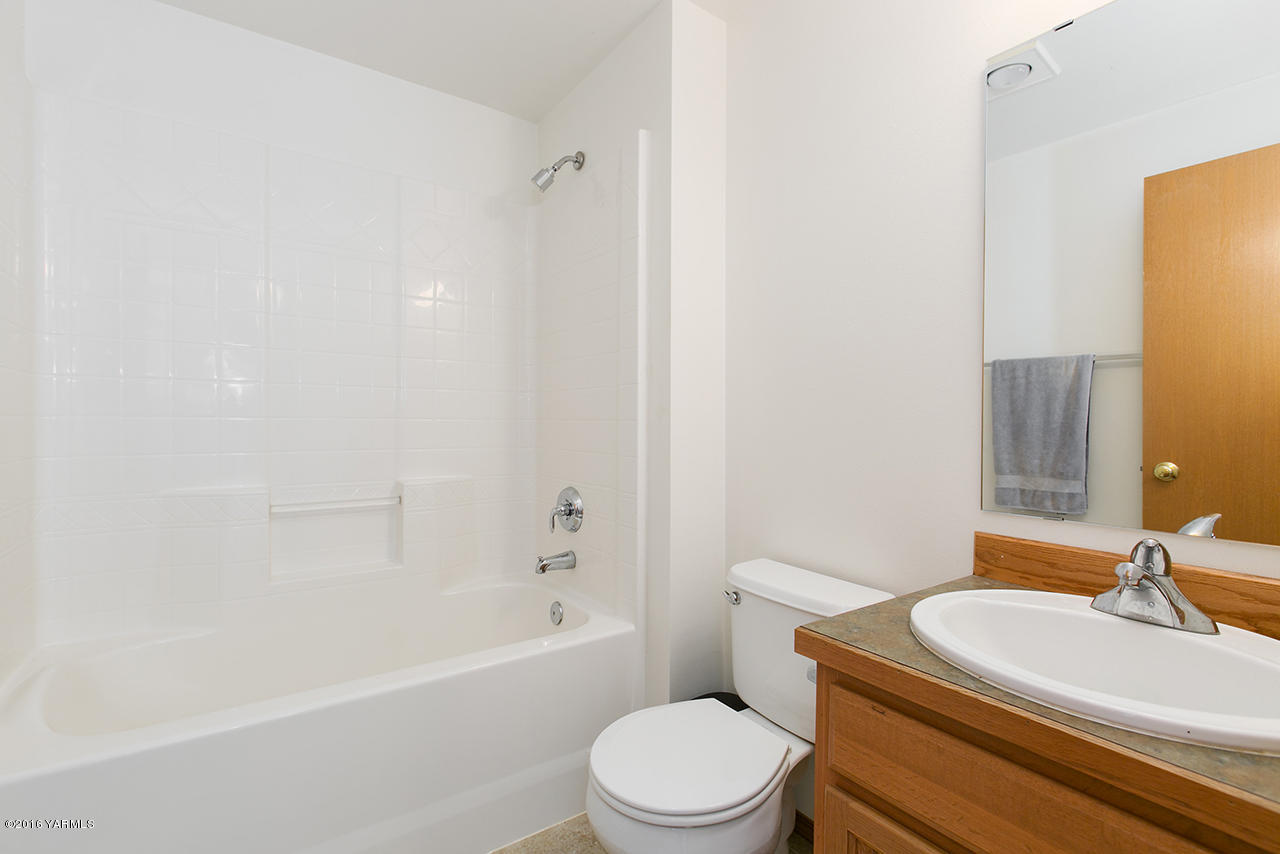 9645 South Naches Road Naches, WA 98937 - Photo 13 of 18 a bathroom with a sink a toilet and a bathtub