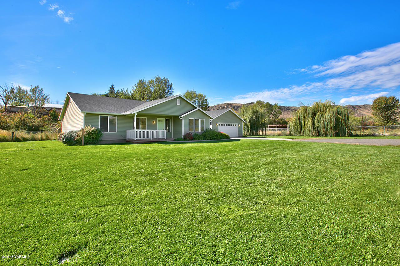 9645 South Naches Road Naches, WA 98937 - Photo 14 of 18 a view of a house with a yard