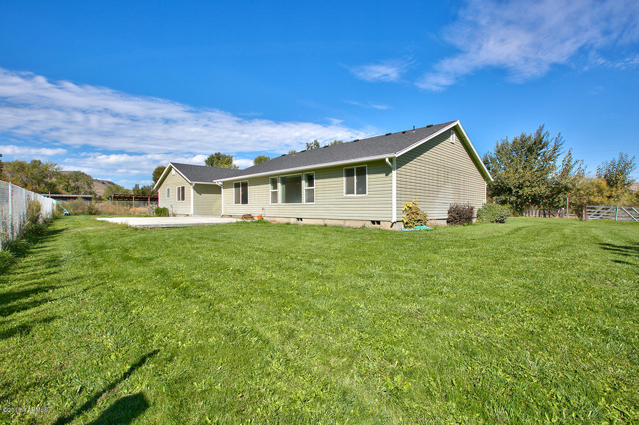 9645 South Naches Road Naches, WA 98937 - Photo 16 of 18 a view of house with backyard
