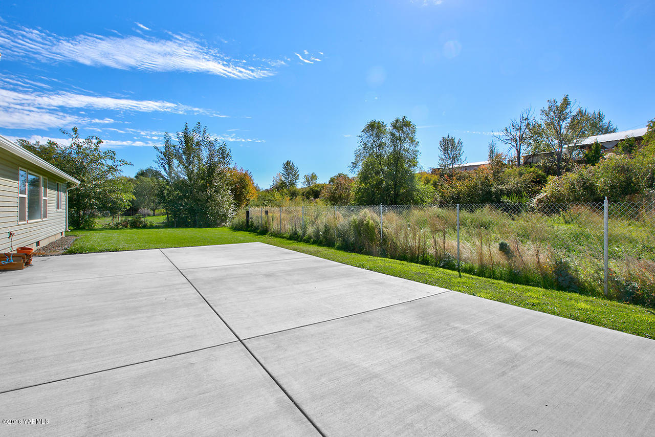 9645 South Naches Road Naches, WA 98937 - Photo 18 of 18 a view of a garden with an outdoor space