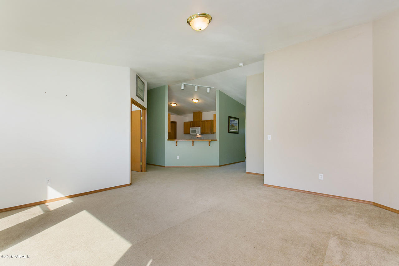 9645 South Naches Road Naches, WA 98937 - Photo 4 of 18 an empty room with a bathroom