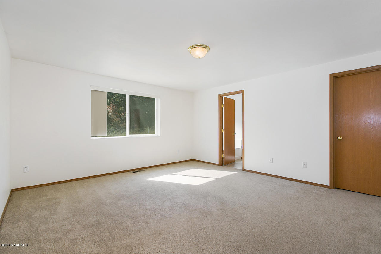 9645 South Naches Road Naches, WA 98937 - Photo 10 of 18 an empty room with a window