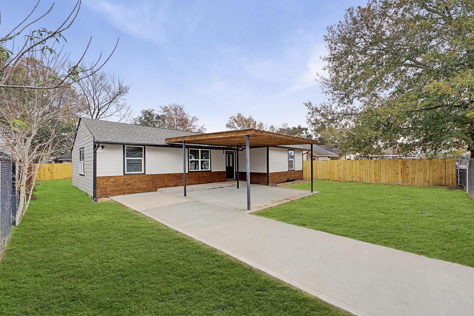 a view of a yard in front of a house